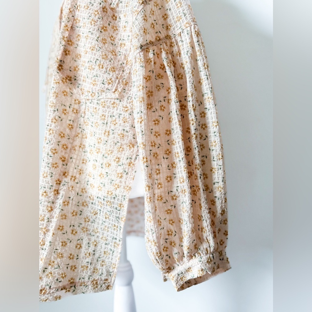 Listicle Floral Button Up - Picture 5 of 6